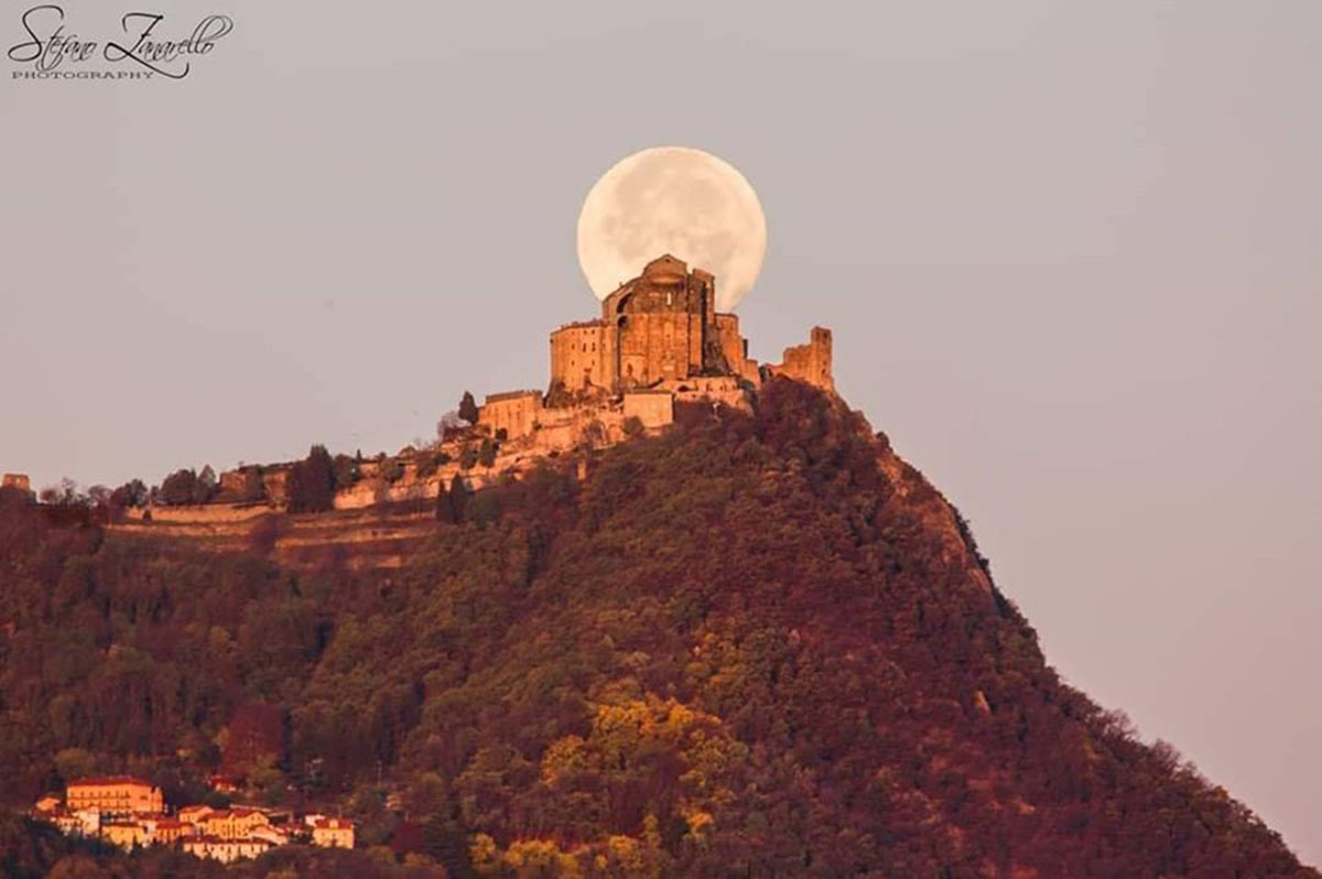 la Sacra di San Michele all'alba si sveglia incoronata dalla luna piena - Stefano Zanarello